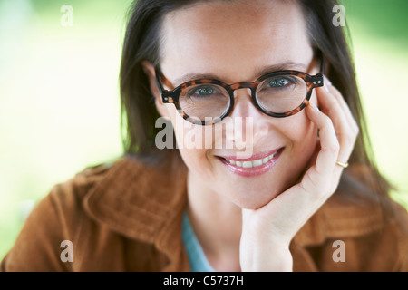Lächelnde Frau mit Brille Stockfoto