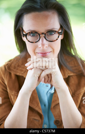 Lächelnde Frau mit Brille Stockfoto