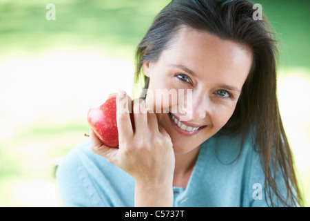Frau einen Apfel essen Stockfoto