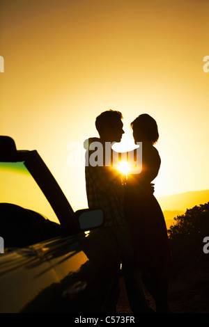 Silhouette der paar umarmt Stockfoto