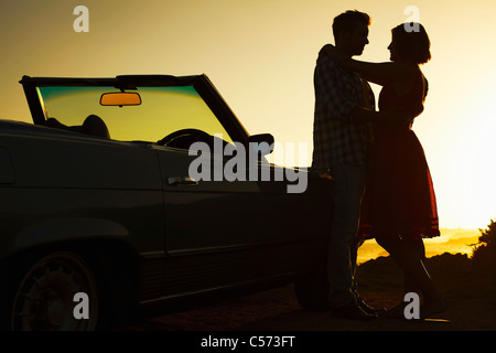 Silhouette der paar umarmt Stockfoto