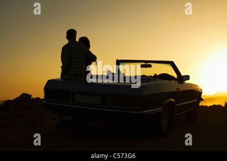 Paar Blick auf Cabrio Stockfoto