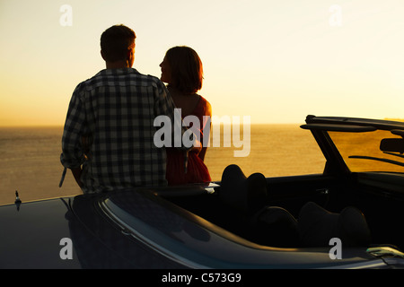 Paar Blick auf Cabrio Stockfoto