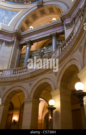 Innere des Minnesota State Capitol unter Rotunde zeigen Bögen der Ost-Flügel-Korridor Stockfoto