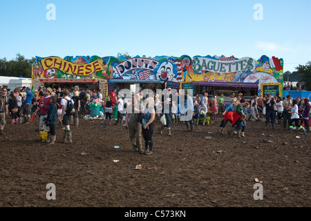 Schlammigen Marktgebiet beim Glastonbury Festival 2011. Stockfoto