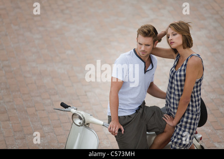 Paar Zusammensitzen auf Roller Stockfoto