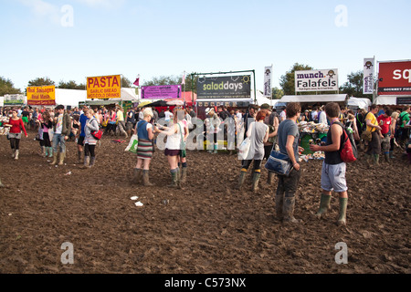 Schlammigen Marktgebiet beim Glastonbury Festival 2011. Stockfoto