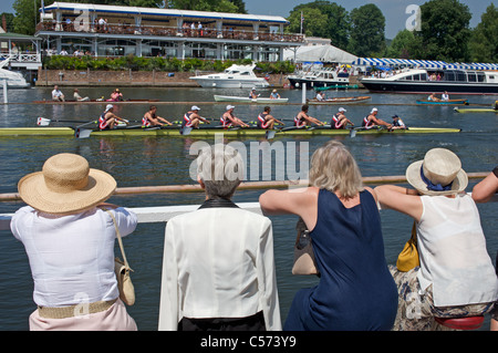 Zuschauer an der finning, Henley Royal Regatta. Henley-on-Thames, Oxfordshire, England. Stockfoto