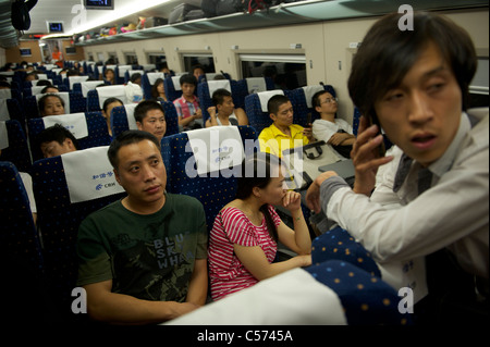 Passagiere sitzen in einem CRH (China Railway High-Speed) Zug Reisen zwischen Shanghai und Peking, in China. 10. Juli 2011 Stockfoto