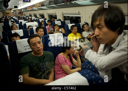 Passagiere sitzen in einem CRH (China Railway High-Speed) Zug Reisen zwischen Shanghai und Peking, in China. 10. Juli 2011 Stockfoto