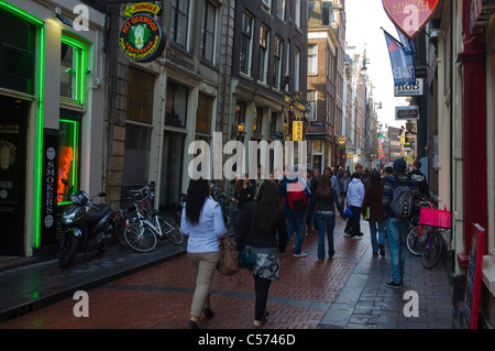 Warmoestraat Straße im Herzen von Rotlicht Bezirk im Zentrum von Amsterdam Niederlande-Europa Stockfoto