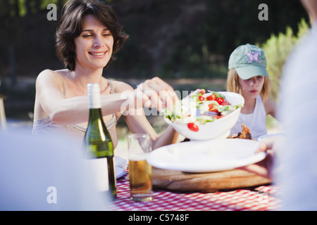 Mutter, Salat am Picknick Stockfoto