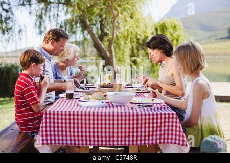 Multi-Generationen-Familie mit einem Picknick Stockfoto