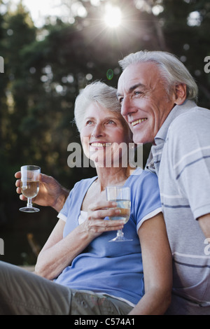 Älteres Ehepaar Weintrinken im freien Stockfoto