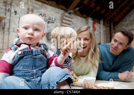 Familie machen Cookies in Küche Stockfoto