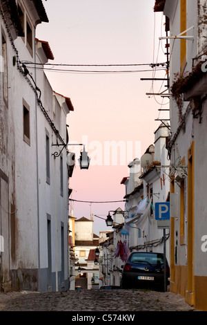 Straßen von Evora bei Sonnenaufgang, Portugal, Europa Stockfoto