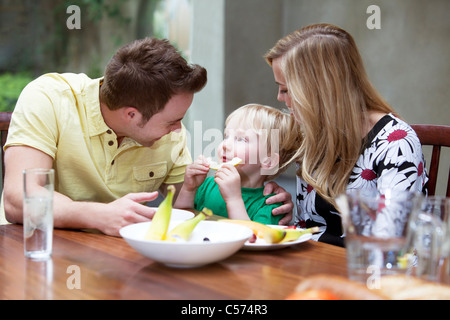 Familie eine Mahlzeit zu Hause zusammen Stockfoto