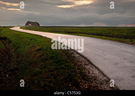 Den Niederlanden, Ootmarsum. Straße bei Sonnenuntergang. Auto. Stockfoto