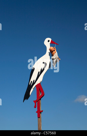 Der Niederlande, Lattrop, aus Holz Storch mit Baby-Puppe, der Nachbarschaft zeigen, dass ein Baby geboren hat. Stockfoto