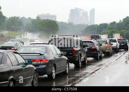 Eine viel befahrenen überlasteten Autobahn während der Hauptverkehrszeit etwas außerhalb der Stadt. Ungeduldig warten Fahrer im Straßenverkehr bei dem schlechten Wetter. Stockfoto