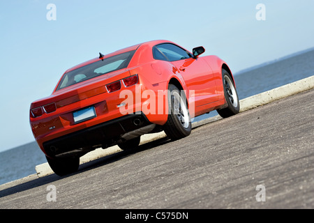 Ein modernes Muscle Car am Ufer Meeres auf einem Parkplatz abgestellt. Stockfoto