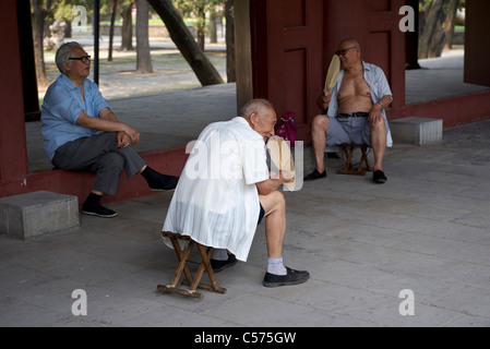 Chinesisch im Ruhestand Männer im Chat im Dai-Tempel in Taishan Berg, Shandong, China. 10. Juli 2011 Stockfoto