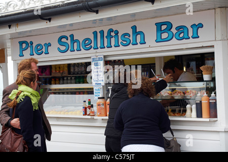 warten darauf, im Mai an der Pier-Schalentiere-Bar auf Brighton Pier serviert werden Stockfoto