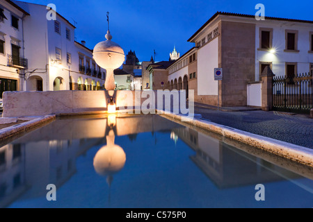 Brunnen und Kathedrale, Portas de Moura, Evora, Portugal, Europa Stockfoto