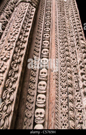Intrinsische Kunstwerk, Schädel und Gesichter, Wandgemälde und Schnitzereien auf Holz, Durbar Square, Kathmandu, Nepal, Südostasien, Stockfoto