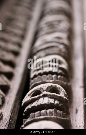 Intrinsische Kunstwerk, Schädel und Gesichter, Wandgemälde und Schnitzereien auf Holz, Durbar Square, Kathmandu, Nepal, Südostasien, Stockfoto