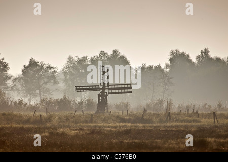 Die Niederlande, Jonen, Dorf mit fast nur Wasserstraßen. Kleine Wassermühle. Stockfoto