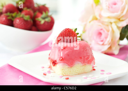 Erdbeer Biskuit mit frischen Erdbeeren obenauf Stockfoto