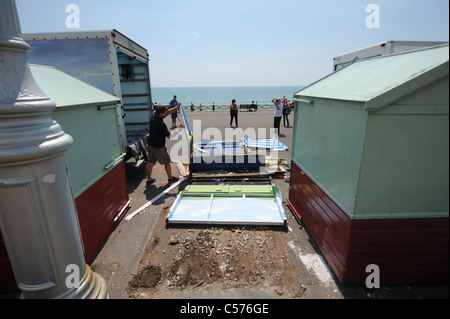 Jeff Allen beobachtet, wie seine psychedelischen Strandhütte in Hove UK entfernt und reduzieren durch die Kettensäge, nachdem der Rat Einwände gegen Farben Stockfoto