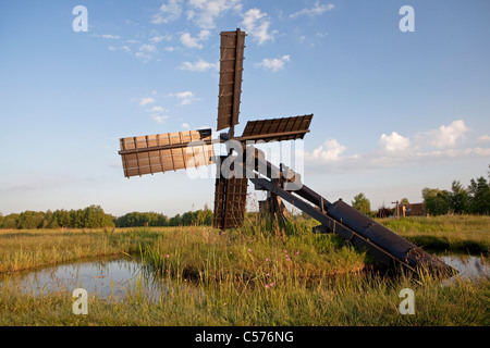 Niederlande, Kalenberg, kleine Wassermühle im Nationalpark namens De Weeribben-Wieden. Stockfoto