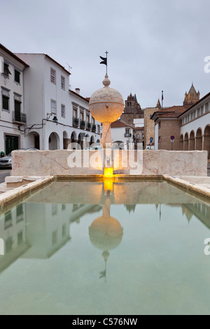 Brunnen und Kathedrale, Portas de Moura, Evora, Portugal, Europa Stockfoto