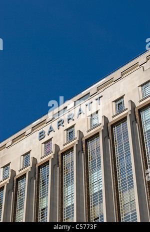 Barratt-Logo auf der 1930er Jahre Wallis Haus, Teil der ehemaligen Beechams, aufbauend auf der great West Road, Brentford, London, England Stockfoto