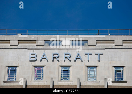 Barratt-Logo auf der 1930er Jahre Wallis Haus, Teil der ehemaligen Beechams, aufbauend auf der great West Road, Brentford, London, England Stockfoto