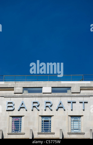 Barratt-Logo auf der 1930er Jahre Wallis Haus, Teil der ehemaligen Beechams, aufbauend auf der great West Road, Brentford, London, England Stockfoto