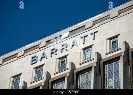 Barratt-Logo auf der 1930er Jahre Wallis Haus, Teil der ehemaligen Beechams, aufbauend auf der great West Road, Brentford, London, England Stockfoto