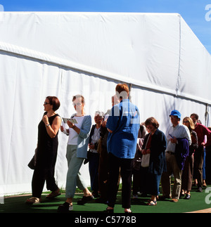 Ein Heu Literaturfestival Masse der Leute in der Warteschlange für eine literarische Veranstaltung außerhalb einer Markise Hay-on-Wye, Wales UK KATHY DEWITT Stockfoto