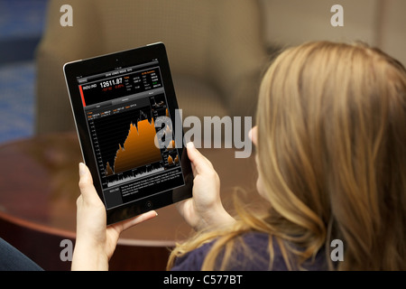 Nahaufnahme einer Frau Check-Börse mit Bloomberg Finanz-Anwendung auf dem iPad 2 Stockfoto