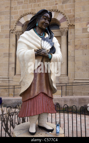 Bronze-Skulptur des indianischen Künstlers Estella Loretto der Mohawk-Algonkin Frau Saint Kateri Tekakwitha, Santa Fe, NM Stockfoto