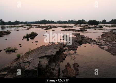 Den Sonnenaufgang über den Sambesi-Fluss, nahe an den Victoria Falls. Stockfoto
