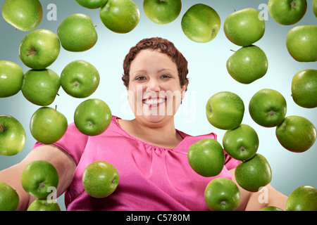 Große Frau mit grünen Äpfeln Stockfoto