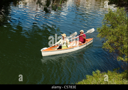 Älteres Ehepaar Rudern Kanu auf See Stockfoto