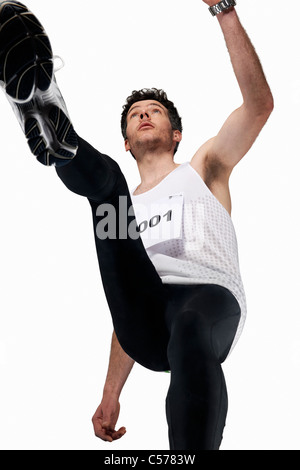 Niedrigen Winkel Sicht des Menschen joggen Stockfoto