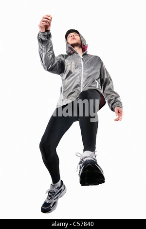 Niedrigen Winkel Sicht des Menschen joggen Stockfoto