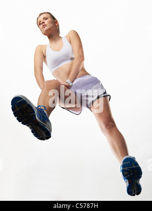 Niedrigen Winkel Ansicht von Frau dehnen Stockfoto