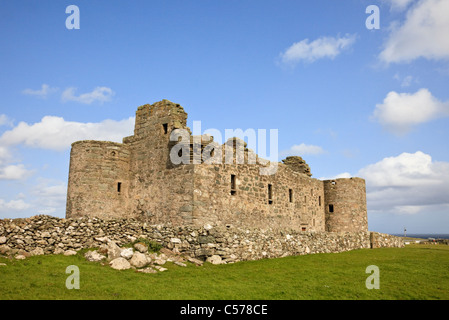 Die Ruinen der mittelalterlichen Burg aus dem 16. Jahrhundert Muness verwaltet von Historic Scotland. Muness, Unst, Shetlandinseln, Schottland, Großbritannien, Großbritannien Stockfoto