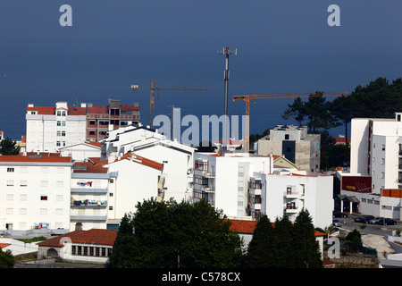 Hochbau an Küste, in der Nähe von Vila Praia de Ancora, Nordportugal Stockfoto